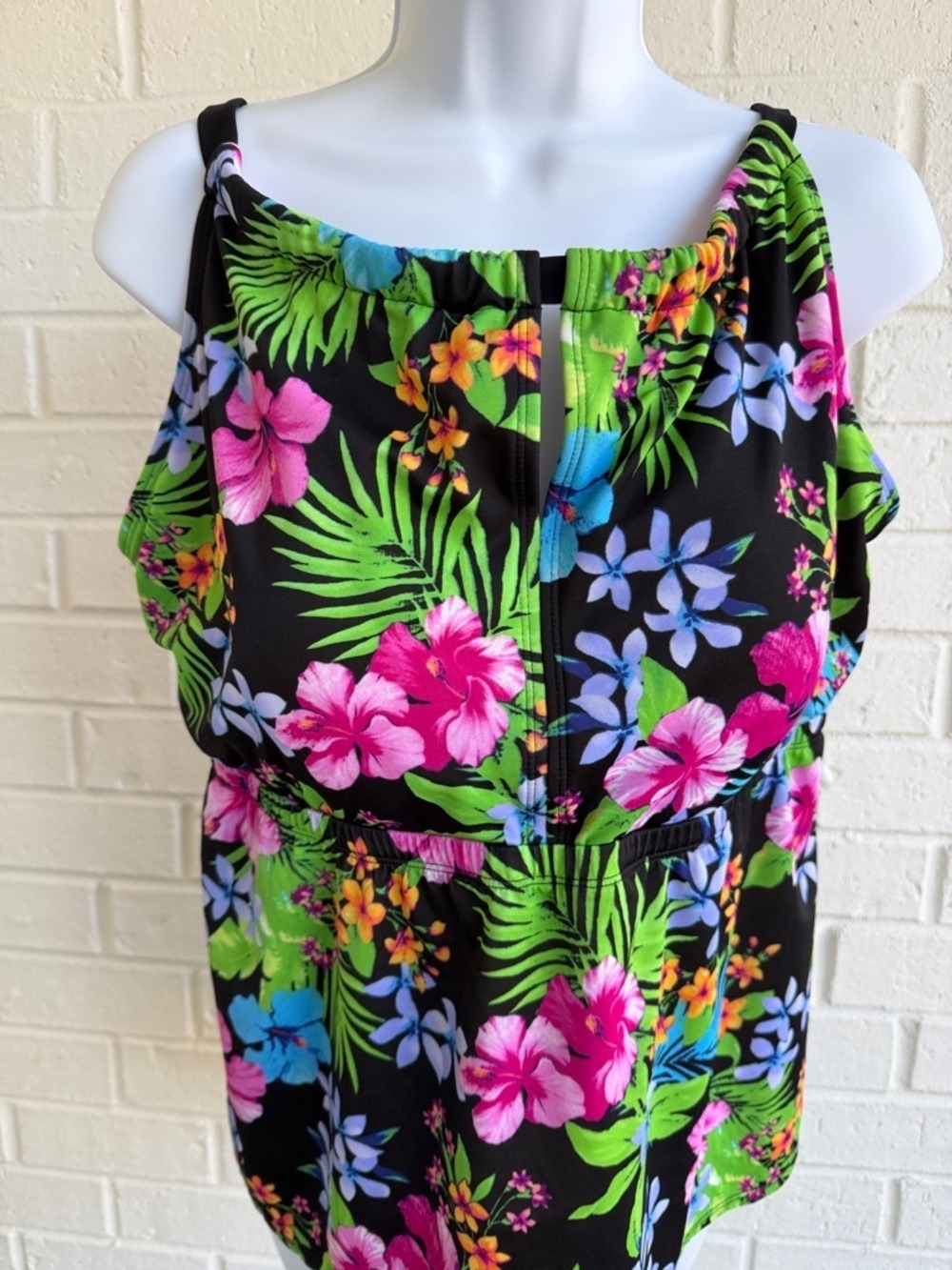 Kim Rogers Curvy Black Tropical Floral Scoop Swim Tankini Top Size 18W Looks New - Picture 4 of 10